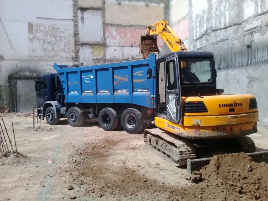 Excavadora cargando un camión volcador