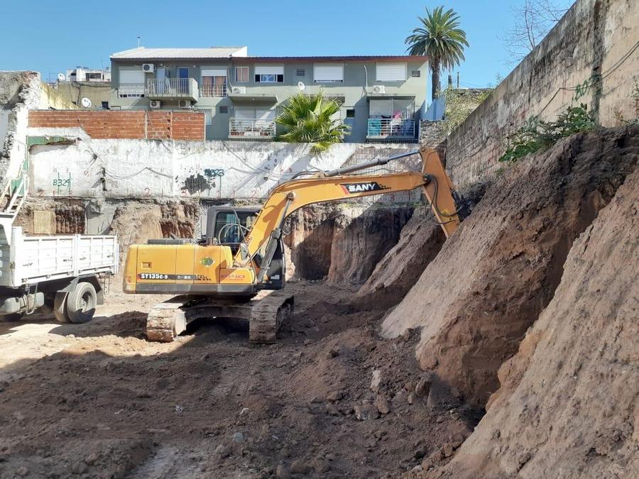 Excavadora en una excavación entre medianeras